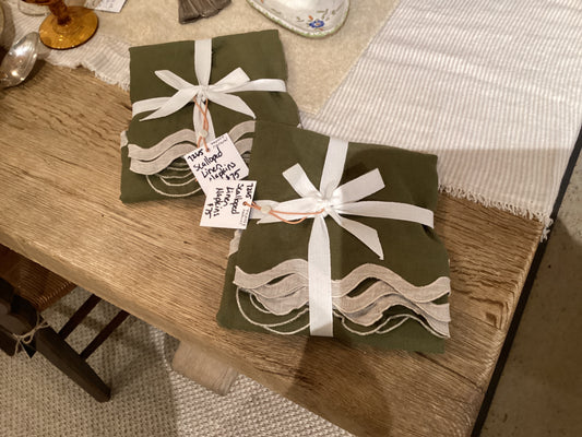 Set of 4 Scalloped Linen Napkins