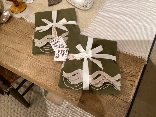 Set of 4 Scalloped Linen Napkins